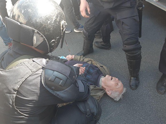 В Петербурге пожилой мужчина потерял сознание при задержании на шествии - «Политика»