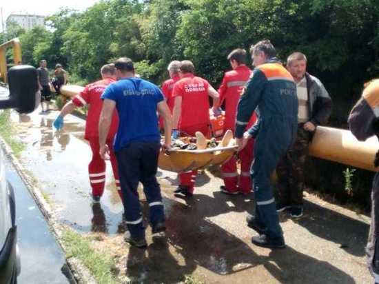 В Сочи спасатели достали из реки упавшего с моста мужчину