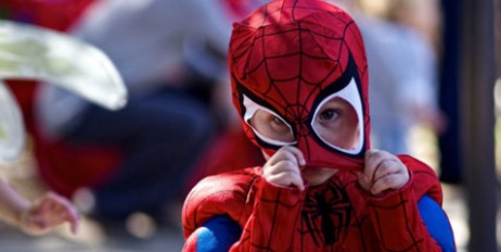 В столице Грузии ребенок в костюме Человека-паука прыгнул с восьмого этажа и выжил - «Мир»