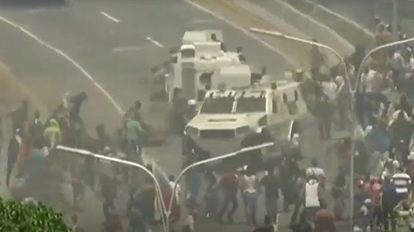 В Венесуэле на толпу протестующих наехал военный джип - «Происшествия»