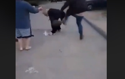 В Запорожье водитель избил соседку из-за парковки - (видео)