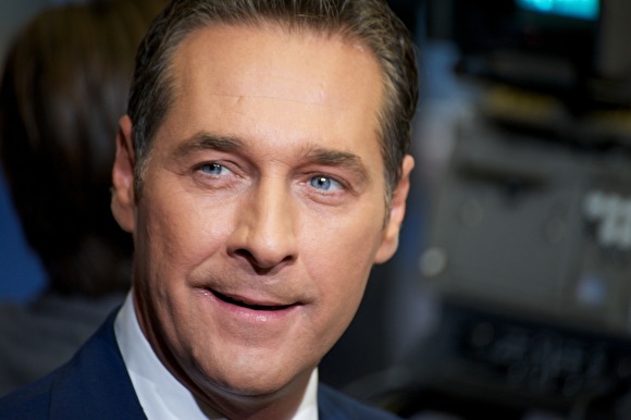 Вице-канцлер Австрии ушел в отставку после видео с россиянкой - «Новости дня»
