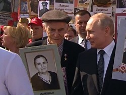 Владимир Путин принял участие в шествии «Бессмертного полка» - «Происшествия»