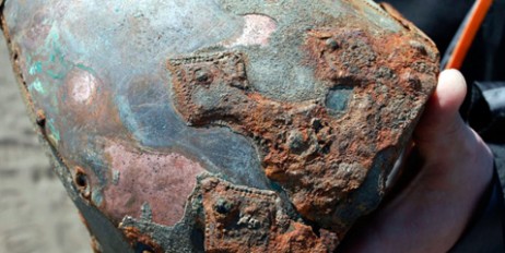 Впервые найденный в Беларуси тысячелетний шлем будут реставрировать почти год - «Мир»
