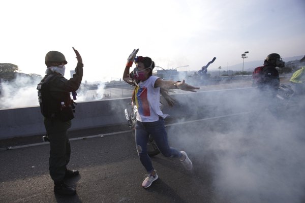 В столице Венесуэлы начались столкновения с применением боевого оружия - «Новости Дня»