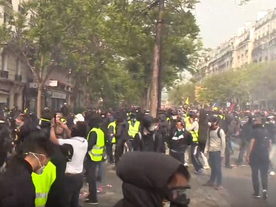 Журналистка РИА Новости получила сотрясение мозга, освещая беспорядки в Париже