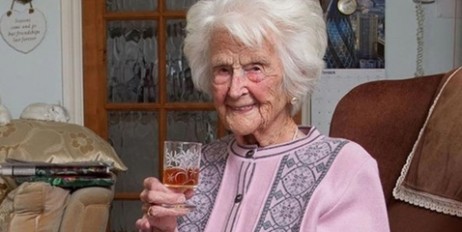 Британка ежедневно пила виски и умерла в 112 лет - «Мир»
