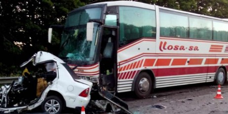 Иномарка влетела в автобус с пассажирами, водитель погиб - «Спорт»