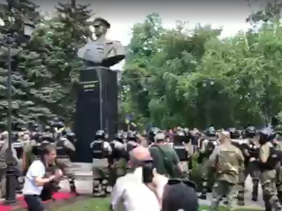 Лавров надеется, что власти Харькова восстановят памятник Жукову