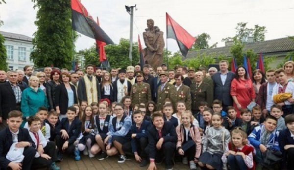 Азаров: Запад наконец-то заметил, что на Украине процветает фашизм - «Военное обозрение»