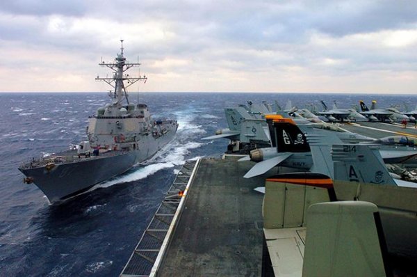 Эсминец США направился в Оманский залив из-за атаки на нефтяные танкеры - «Политика»