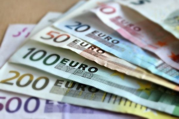 Евро впервые с апреля 2018 года опустился ниже 71 рубля - «Происшествия»