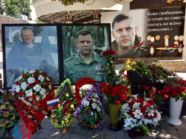 ФОТОРЕПОРТАЖ: Жители Республики несут цветы к месту гибели первого Главы ДНР