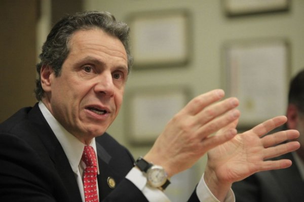 Губернатор Нью-Йорка запретил отказываться от прививок из-за религии - «Новости Дня»