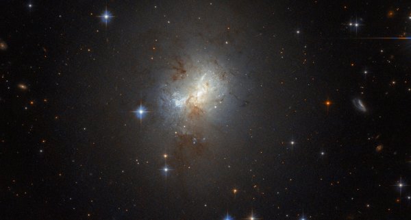 «Hubble» сфотографировал маленькую галактику с большим «сердцем» - «Новости дня»