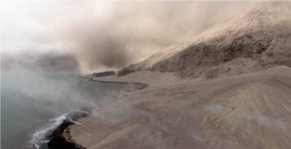 Извержение вулкана Райкоке уничтожило все живое на курильском острове - «Новости дня»