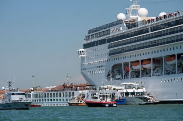 Круизный лайнер врезался в прогулочный теплоход в Венеции - «Политика»