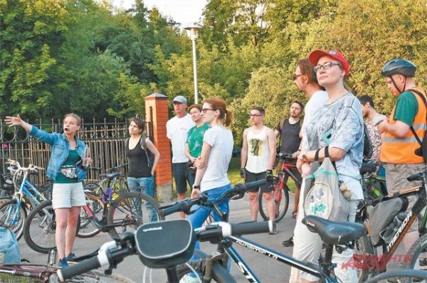 Крутить педали, слушать гида. В Ясеневе стартовали бесплатные велоэкскурсии - «Политика»