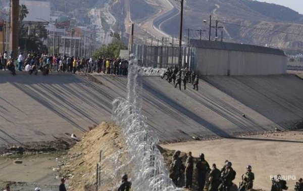 Мексика перебросила тысячи военных на границу с США