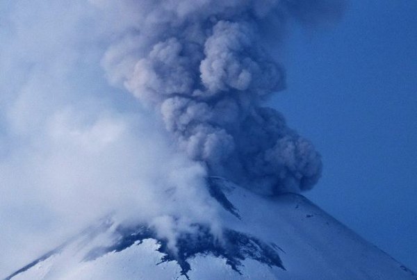 Облако пепла от вулкана Райкоке угрожает авиации над территорией России - «Происшествия»