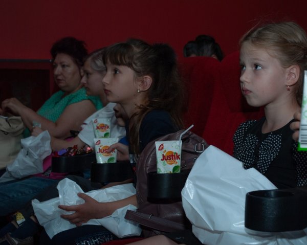 Общественники ДНР организовали благотворительный кинопоказ для 30 детей военнослужащих Республики