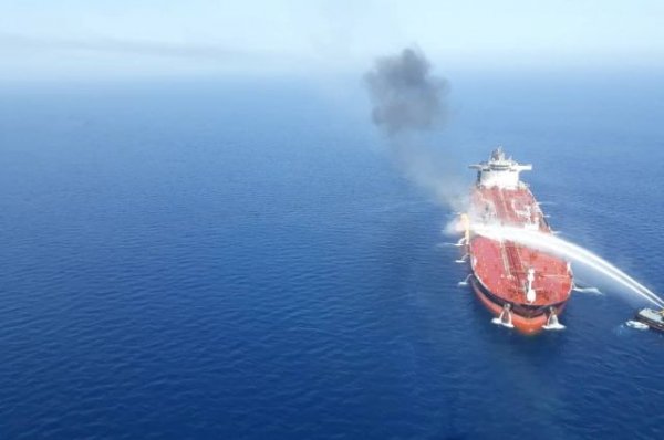 Подвергшийся нападению в Оманском заливе танкер идет в ОАЭ – Kyodo - «Происшествия»
