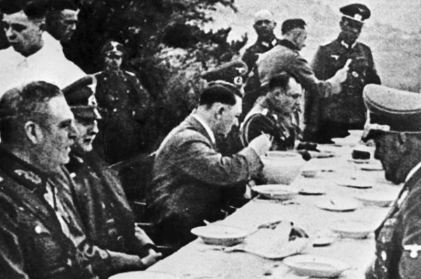 «Поел салат, страдал в туалете». Неизвестные покушения на Адольфа Гитлера - «Происшествия»