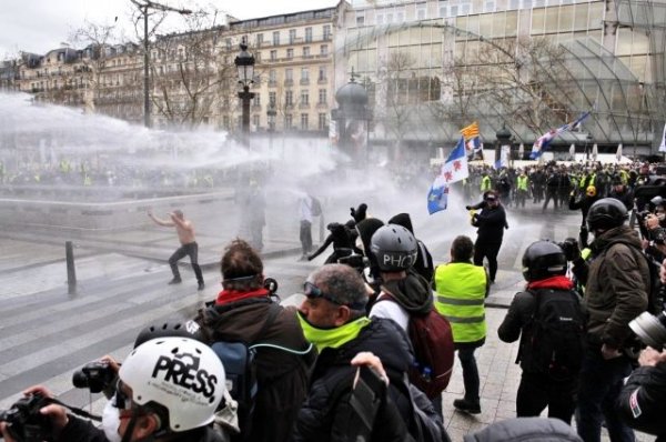 Полиция разогнала акцию «желтых жилетов» на юге Франции - «Политика»