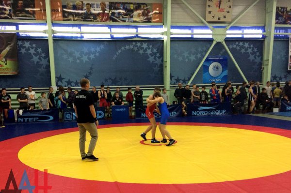 Порядка 120 спортсменов Донбасса открыли в Донецке масштабный турнир по греко-римской борьбе