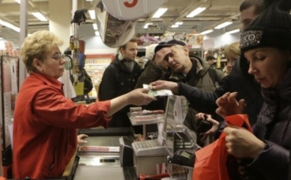 Потребительская уверенность россиян снизилась вдвое - «Новости Дня»
