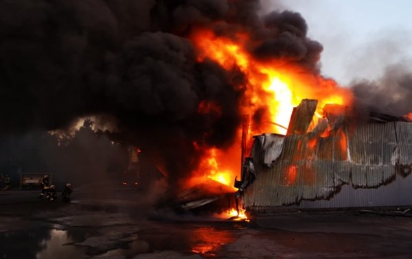 Пожар на складах под Киевом потушили