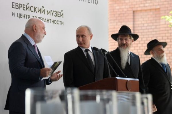 Путин открыл в Москве памятник героям сопротивления в концлагерях и гетто - «Политика»