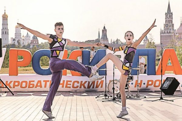 Рок-н-ролл добавил жару. Парки Москвы приглашают на занятия танцами - «Политика»