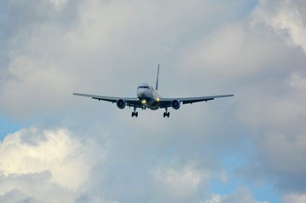 Самолет, летевший из Екатеринбурга в Тюмень, вернулся обратно из-за грозы - «Происшествия»