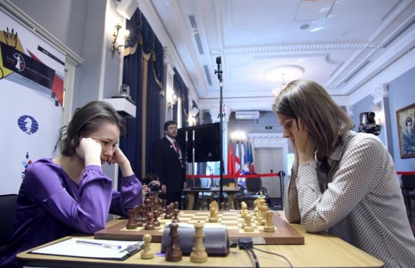 Шахматы. Турнир претенденток. Анна и Мария Музычук сыграли между собой вничью в восьмом круге - «Спорт»