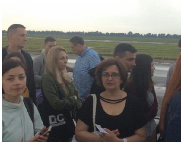 СМИ: со свежим шрамом на шее создатель «Миротворца» Геращенко спешно покинул Украину - «Военное обозрение»
