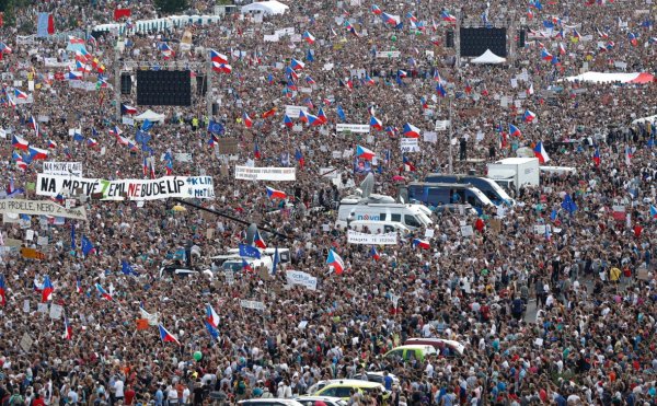 Сотни тысяч чехов вышли на улицы с требованием отставки премьера - «Культура»