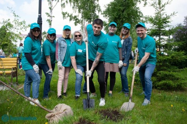 Сотрудники Запсибкомбанка посадили молодые деревья в День защиты детей
