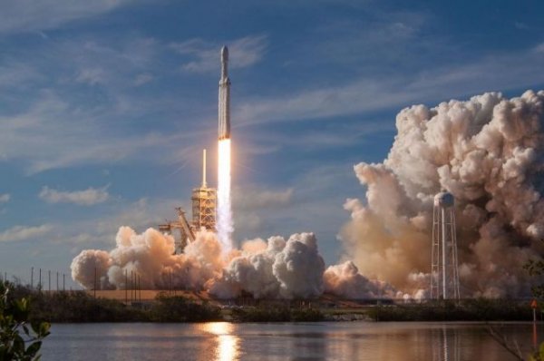 SpaceX запустила ракету Falcon Heavy с капсулами с человеческим прахом - «Политика»