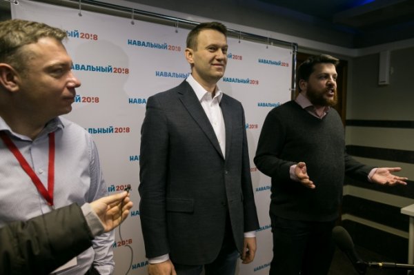 Сторонника Навального Леонида Волкова снова забрали в полицию после 20 суток ареста