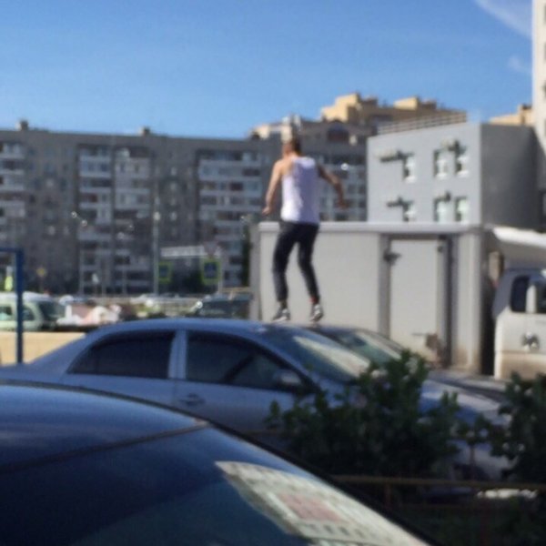 Тюменец устроил пробежку по крышам машин