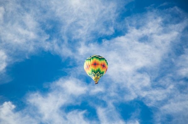 В Египте воздушный шар с туристами унесло в горы сильным ветром - «Политика»