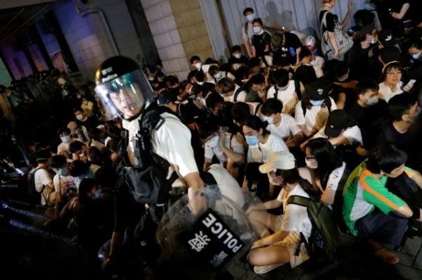 В Гонконге полиция для разгона протестующих применила газ - «Политика»