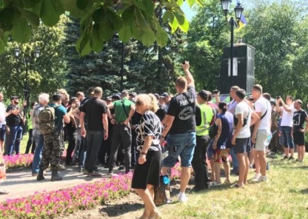 В Харькове избили стариков, пришедших возложить цветы к снесенному монументу Жукова - «Военное обозрение»