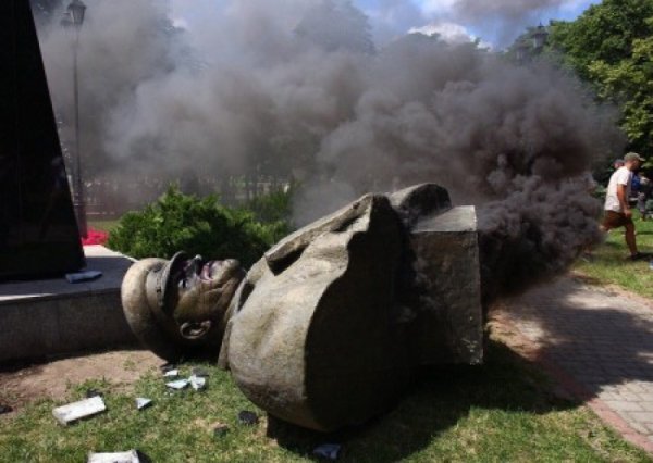 В Харькове националисты снесли памятник маршалу Жукову - «Военное обозрение»