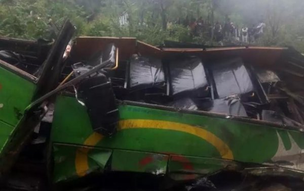 В Индии автобус рухнул в ущелье: 43 жертвы