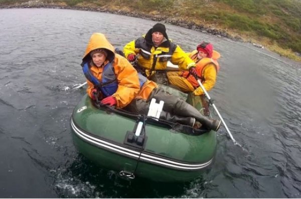 В Охотском море спасли семью, терпящую бедствие на надувной лодке - «Происшествия»