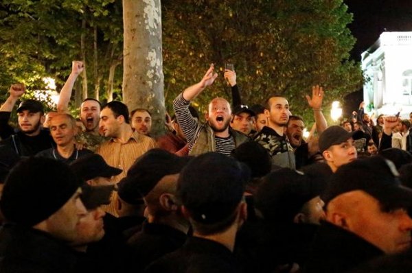 В Тбилиси освободили 40 человек, задержанных во время массового протеста - «Политика»