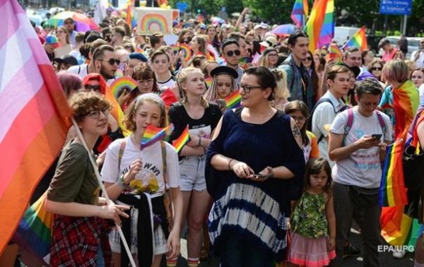 В Варшаве десятки тысяч людей вышли на ЛГБТ-марш