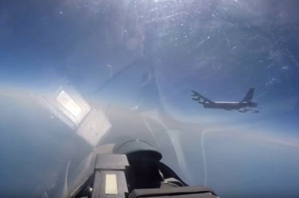 Видео перехвата бомбардировщика США российским Су-27 появилось в сети - «Происшествия»